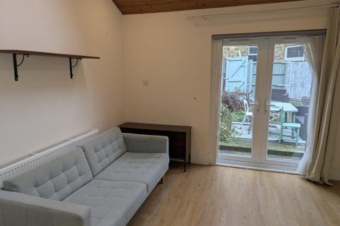 Studio to rent, 2, Gloucester Drive, Finsbury Park, N4