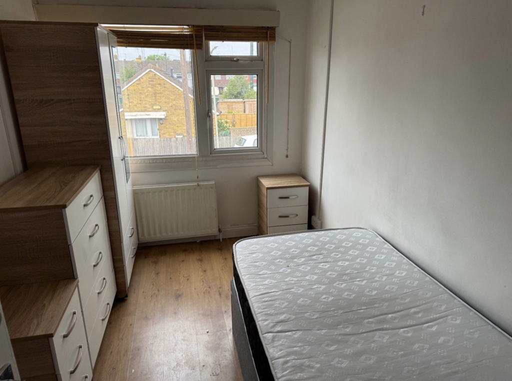 Single Bedroom Image 1