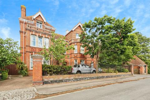2 bedroom flat for sale, William Gibbs Court, Faversham