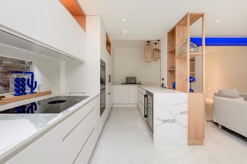 2 bedroom flat to rent, Colville Road, London, UK, W11