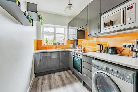 1 bedroom flat for sale, Yattendon Road, Horley