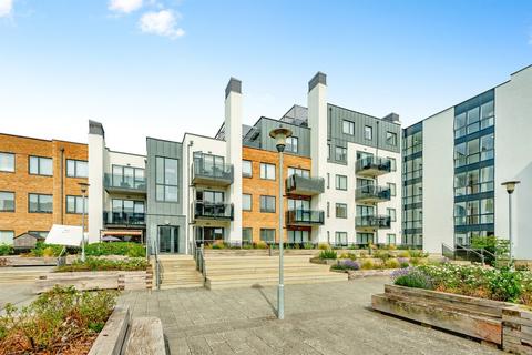 Russells Crescent, Horley