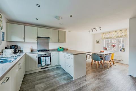 4 bedroom detached house for sale, Summer Road, Horley