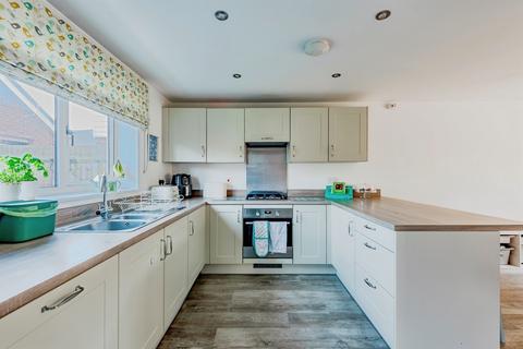 4 bedroom detached house for sale, Summer Road, Horley