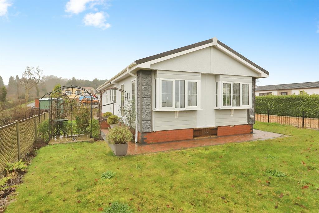 Bungalow exterior, garden