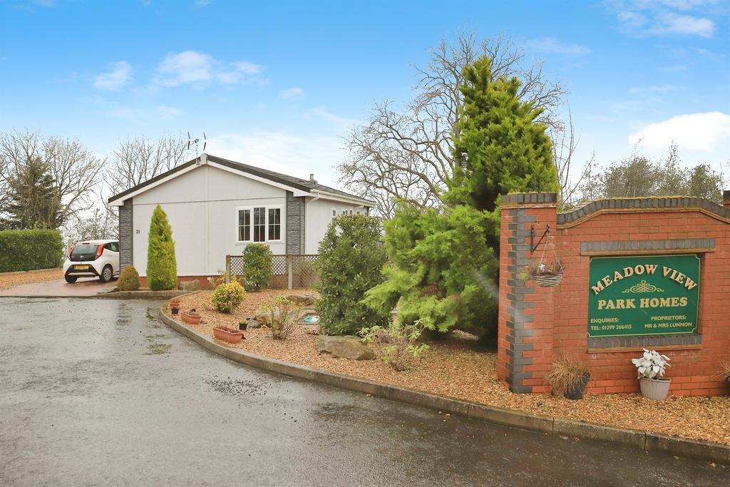 Detached house exterior, driveway