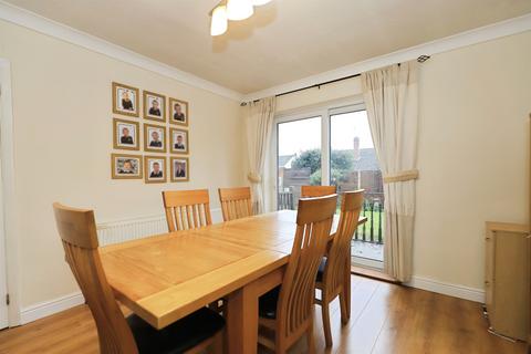 3 bedroom semi-detached house for sale, Pinewood Close, Kidderminster