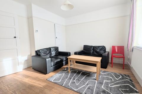 2 bedroom house to rent, The Crescent, Bedford, MK43
