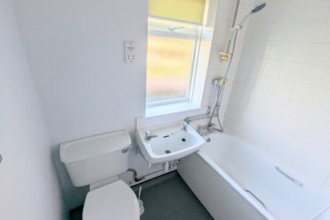 2 bedroom house to rent, The Crescent, Bedford, MK43