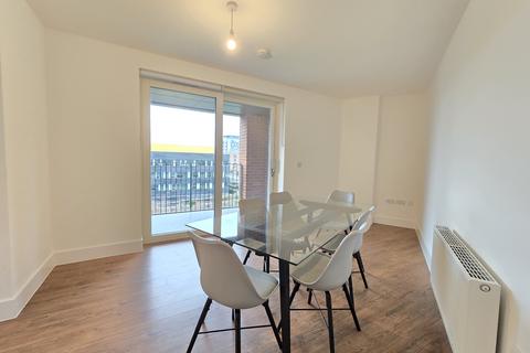 3 bedroom flat to rent, Lismore Boulevard, London, NW9