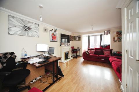 3 bedroom terraced house for sale, Morgan Close, Luton
