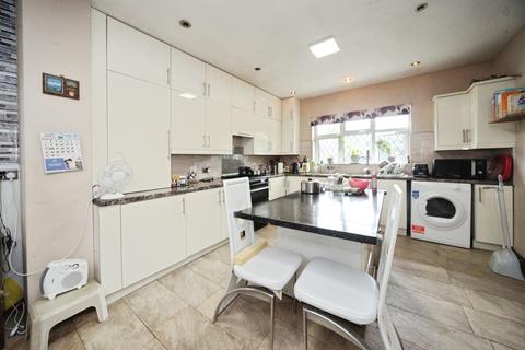 5 bedroom detached bungalow for sale, Toddington Road, Luton