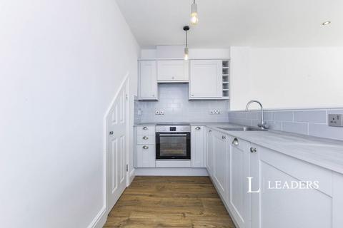 2 bedroom flat to rent, Windsor Street, KT16
