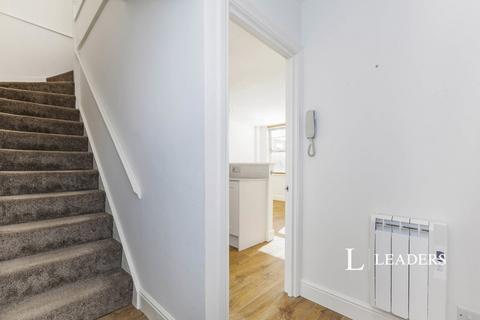 2 bedroom flat to rent, Windsor Street, KT16