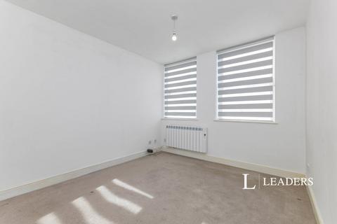 2 bedroom flat to rent, Windsor Street, KT16