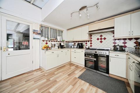 3 bedroom semi-detached house for sale, Cranleigh Gardens, Luton