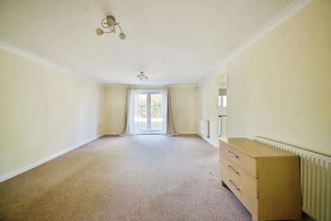 2 bedroom flat to rent, Stafford Close, London, N14
