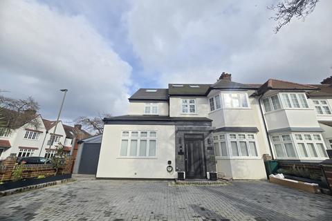 3 bedroom flat to rent, Hervey Close, London, N3