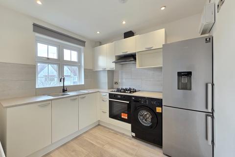 3 bedroom flat to rent, Hervey Close, London, N3