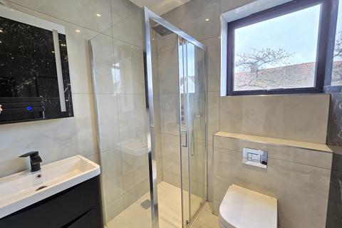 3 bedroom flat to rent, Hervey Close, London, N3