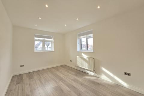 3 bedroom flat to rent, Hervey Close, London, N3