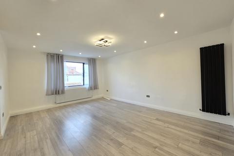 3 bedroom flat to rent, Hervey Close, London, N3