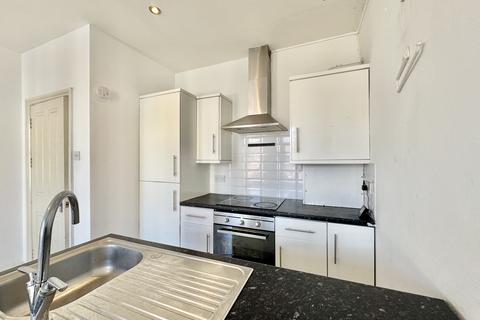2 bedroom flat to rent, Waverley Road, Southsea, PO5