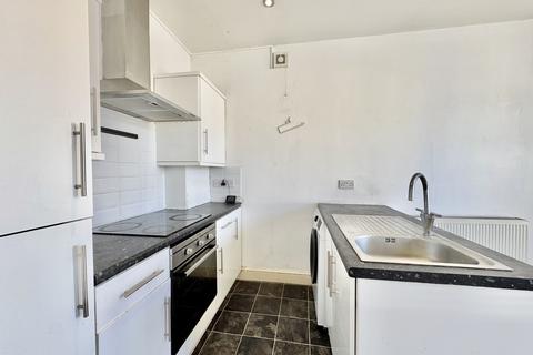 2 bedroom flat to rent, Waverley Road, Southsea, PO5