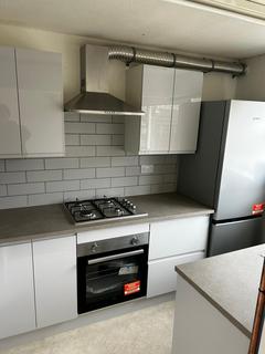 3 bedroom end of terrace house to rent, St Saviours Road, Reading RG1