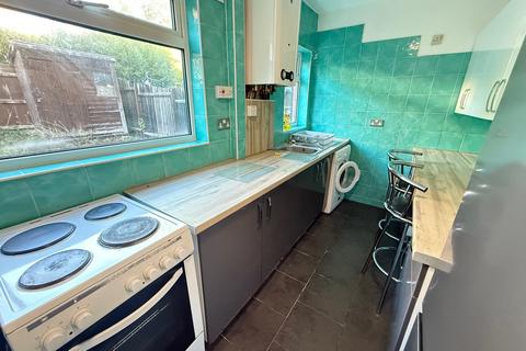 3 bedroom house to rent, Austrey Avenue, Nottingham, NG9