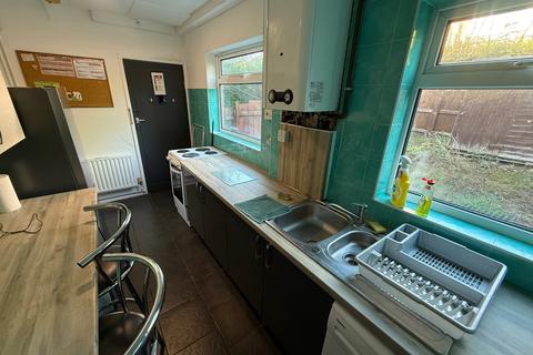 3 bedroom house to rent, Austrey Avenue, Nottingham, NG9