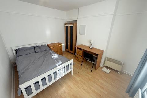 3 bedroom house to rent, Austrey Avenue, Nottingham, NG9