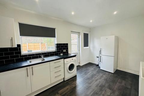 2 bedroom semi-detached house to rent, Longford Crescent, Nottingham, NG6