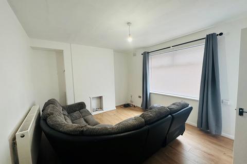 2 bedroom semi-detached house to rent, Longford Crescent, Nottingham, NG6