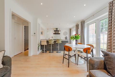 4 bedroom detached house for sale, Dunlin Close, Redhill