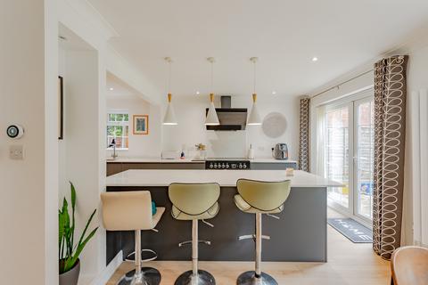 4 bedroom detached house for sale, Dunlin Close, Redhill