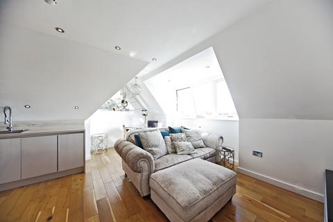 3 bedroom penthouse for sale, Coulsdon Road, Caterham