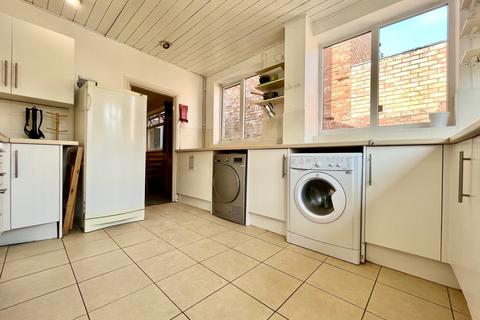 6 bedroom terraced house to rent, Tachbrook Road, Leamington Spa, CV31