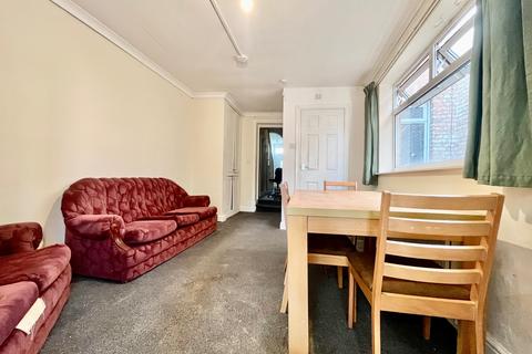 6 bedroom terraced house to rent, Tachbrook Road, Leamington Spa, CV31