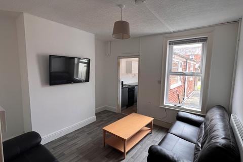 3 bedroom terraced house to rent, Derwent Street, Lincoln, LN1