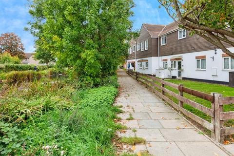 3 bedroom flat for sale, Rochfords Gardens, Slough
