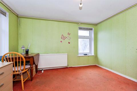 3 bedroom flat for sale, Rochfords Gardens, Slough