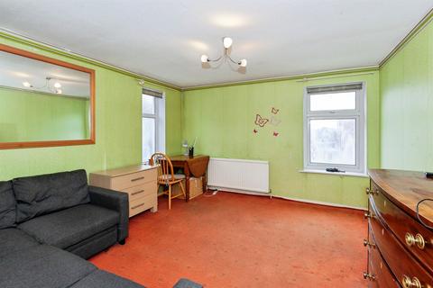 3 bedroom flat for sale, Rochfords Gardens, Slough