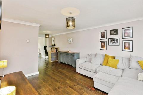 4 bedroom semi-detached house for sale, Porters Close, Deanshanger, Milton Keynes