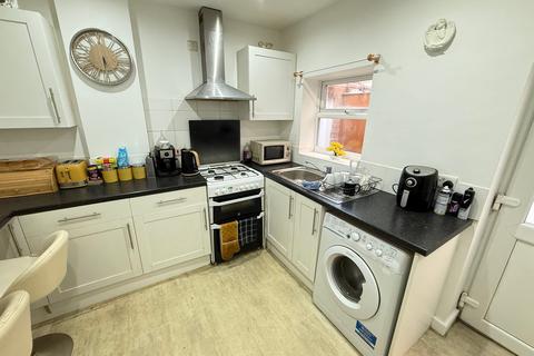 3 bedroom flat to rent, Colwick Road, Nottingham, NG2