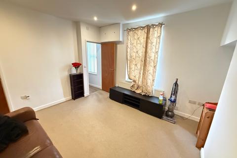 3 bedroom flat to rent, Colwick Road, Nottingham, NG2