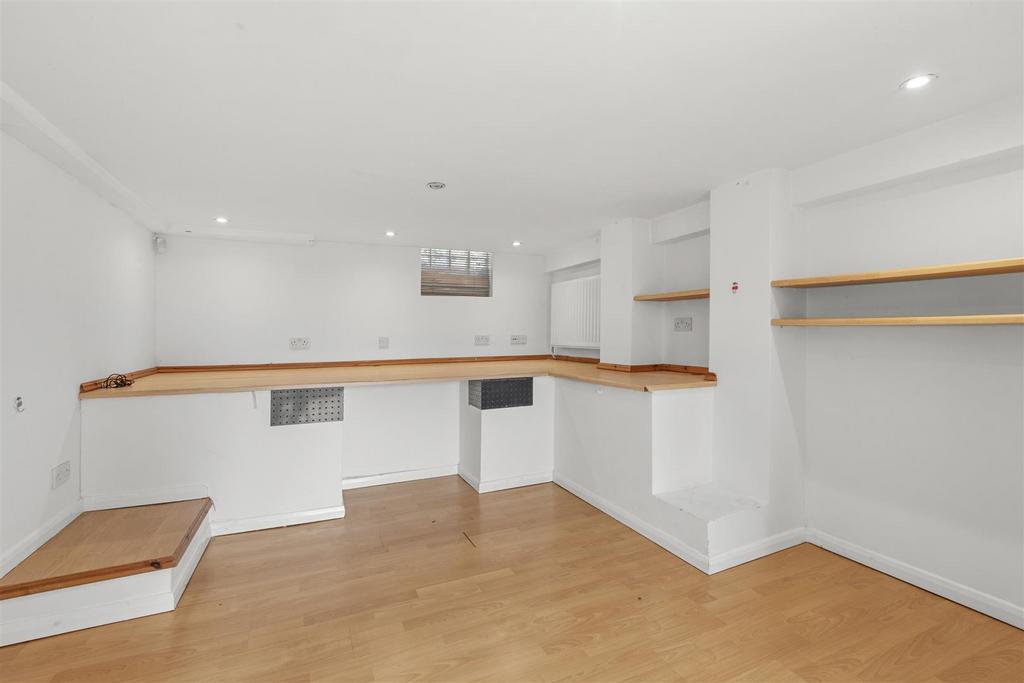 3 Hepplewhite Close, HP13 6 BZ-10.jpg