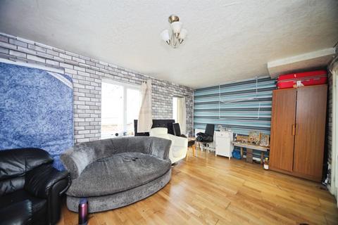 3 bedroom terraced house for sale, Brendon Avenue, Luton