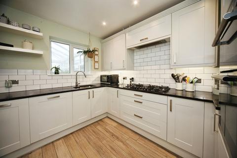 3 bedroom semi-detached house for sale, Hollybush Road, Luton