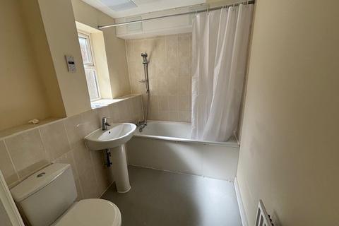 2 bedroom flat to rent, Piper Way, Ilford, IG1